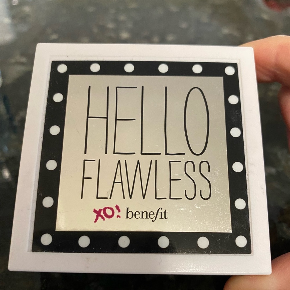 Benefit Hello Flawless powder in Honey